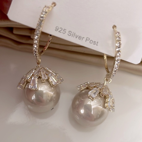 NWT Light Beige  Pearl Drop Gold/Crystal/Earrings. - Picture 4 of 8